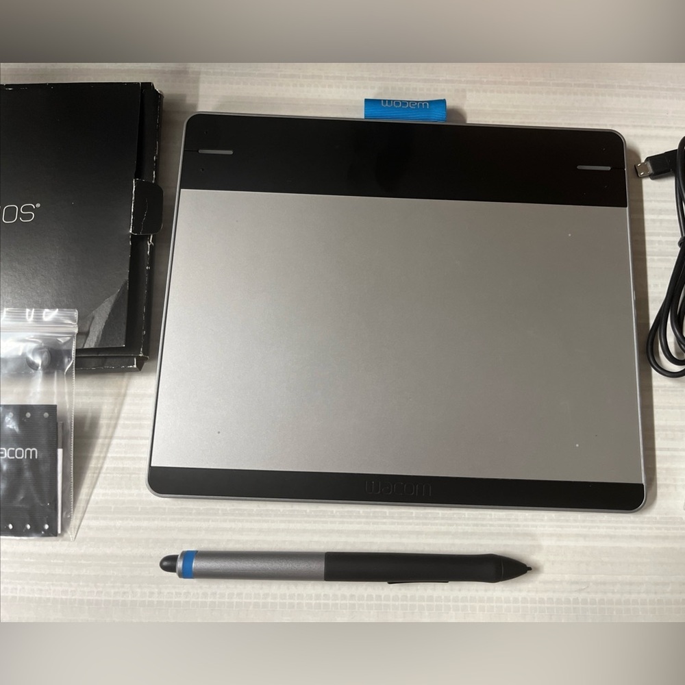 Wacom CTH-480 Intuos Small Creative Pen & Touch Tablet - Picture 3 of 8